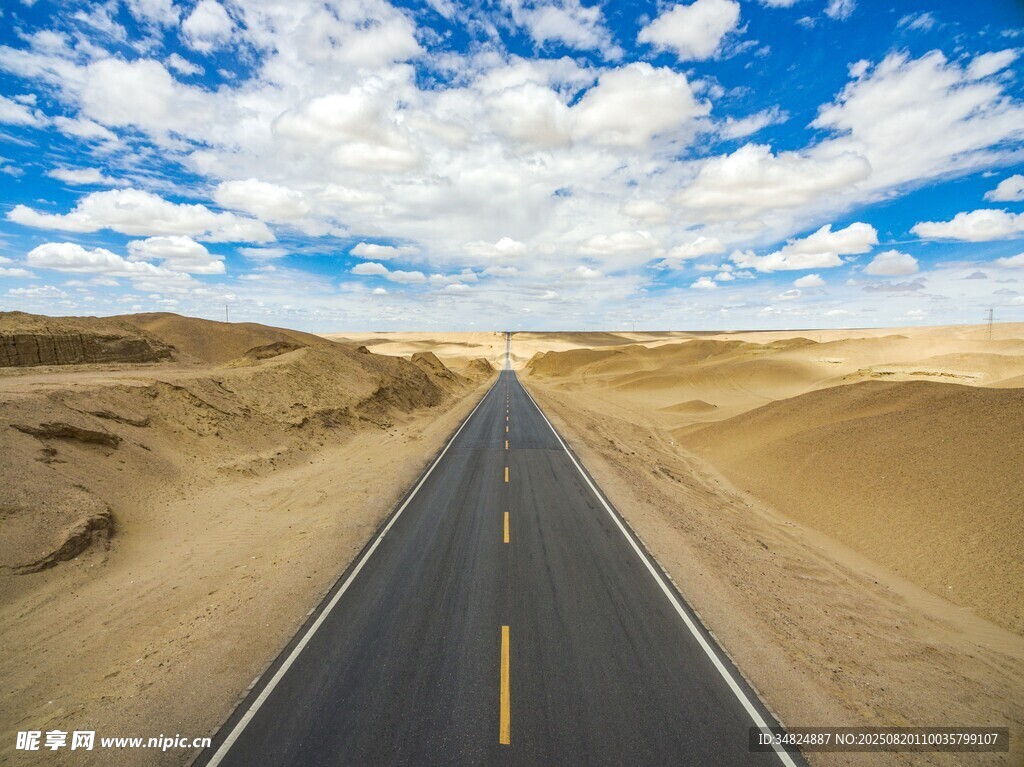 沙漠中的笔直公路景观