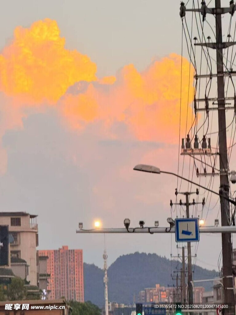 夕阳下的城市电力设施景观