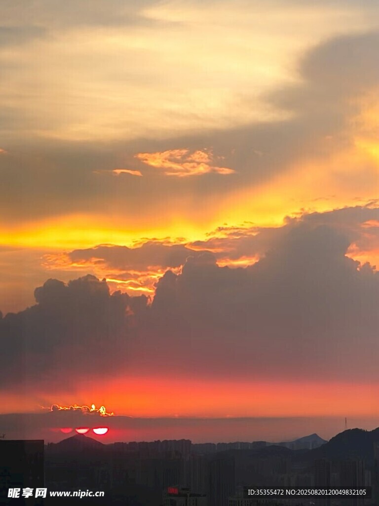 夕阳西下的绚烂天际