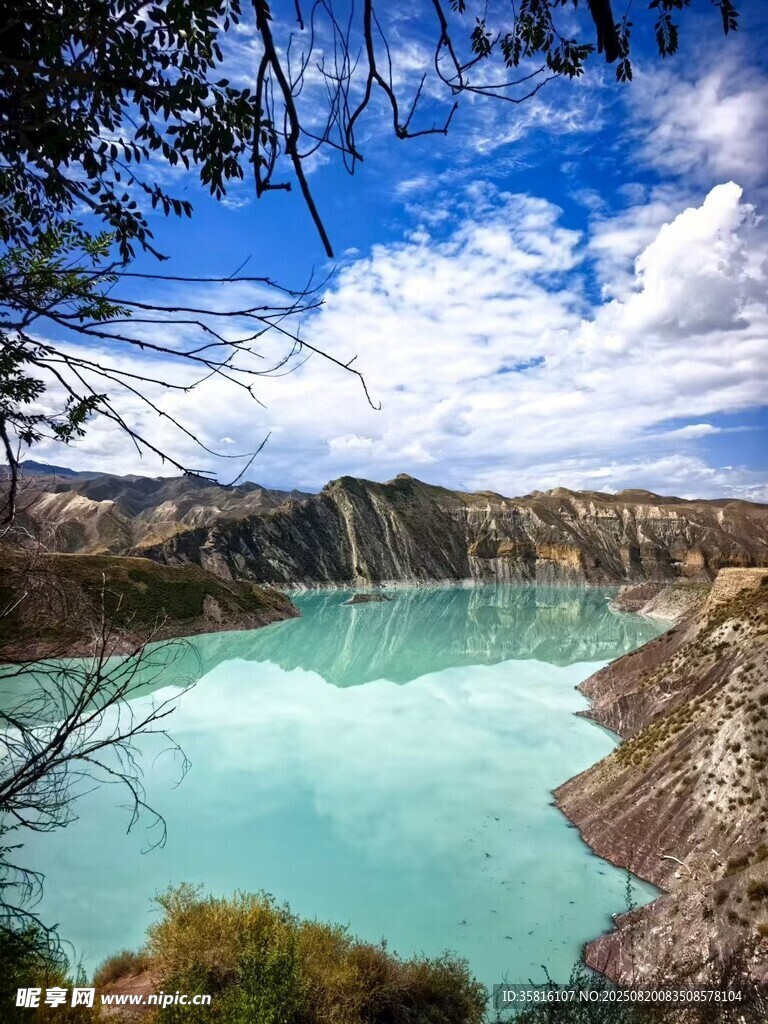 绝美蓝湖与周边壮丽景致
