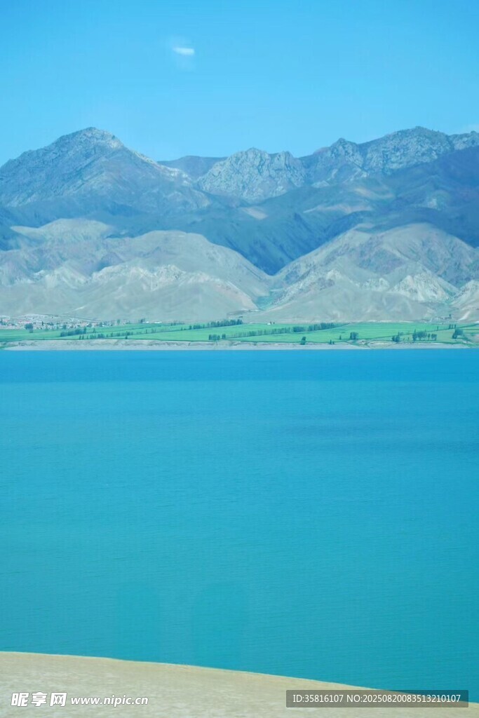 湛蓝湖水与远山美景