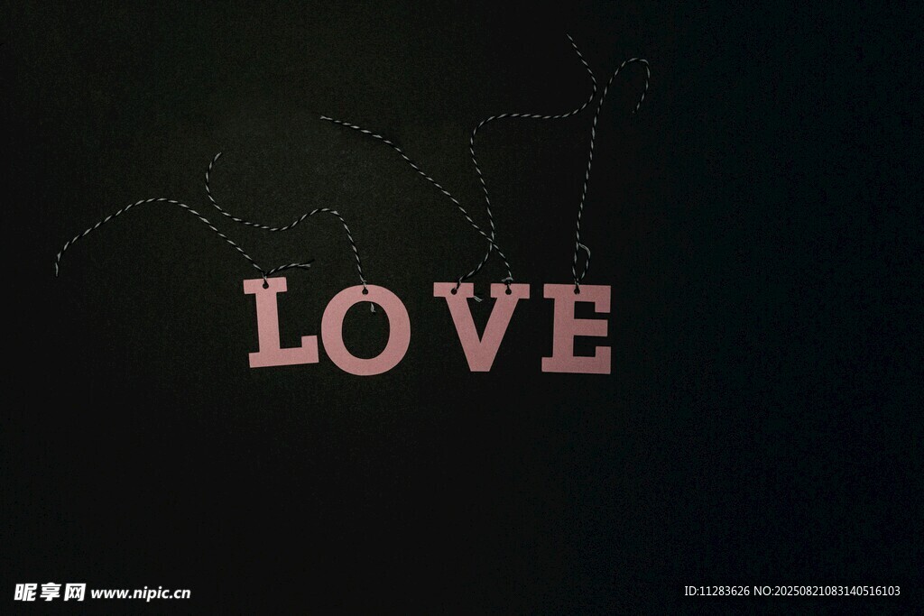 黑色背景上的LOVE字样