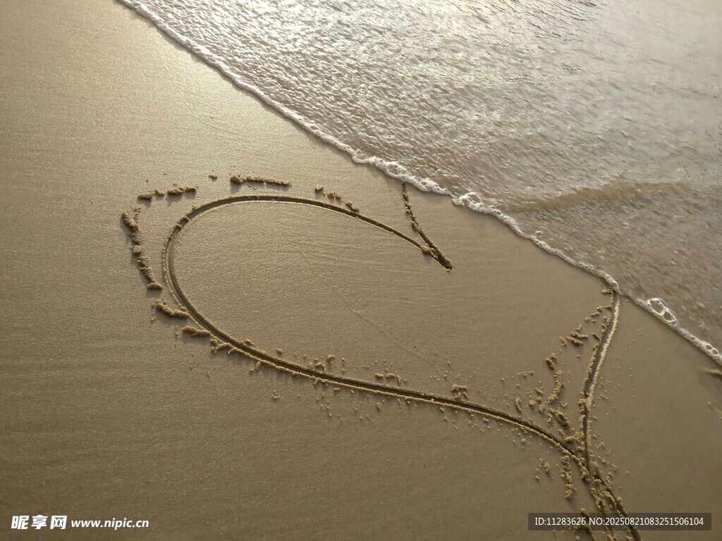 沙滩上的心形海浪痕迹
