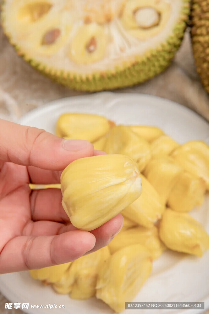 手捧美味菠萝蜜果肉