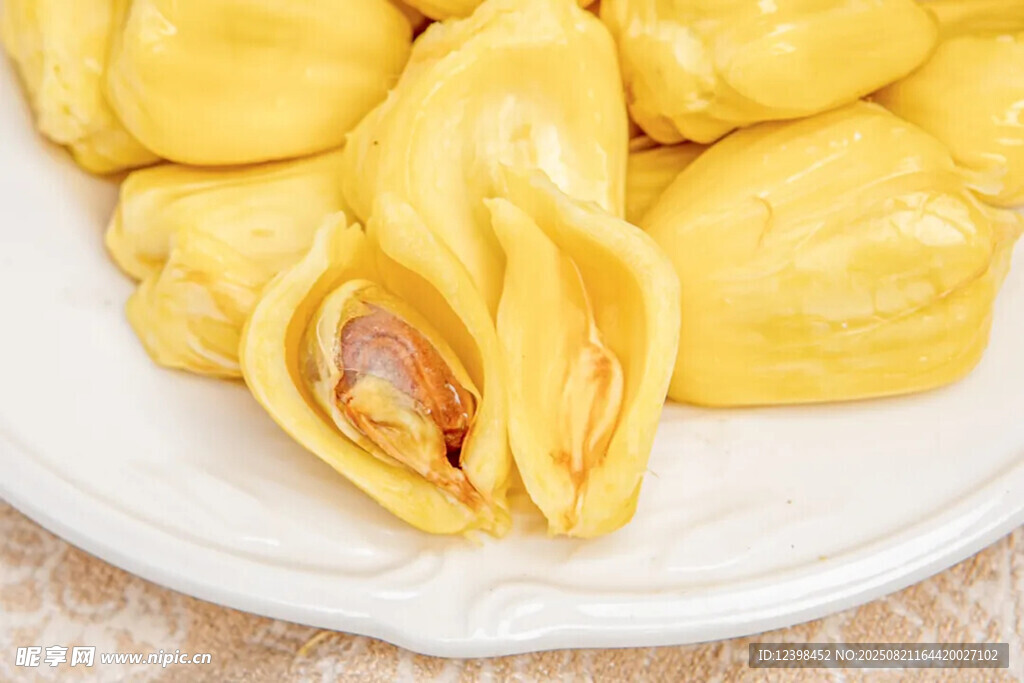 一盘美味的剥开的菠萝蜜