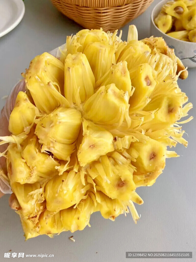 剥开的香甜菠萝果肉
