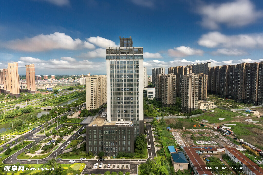 蓝天白云下的城市建筑