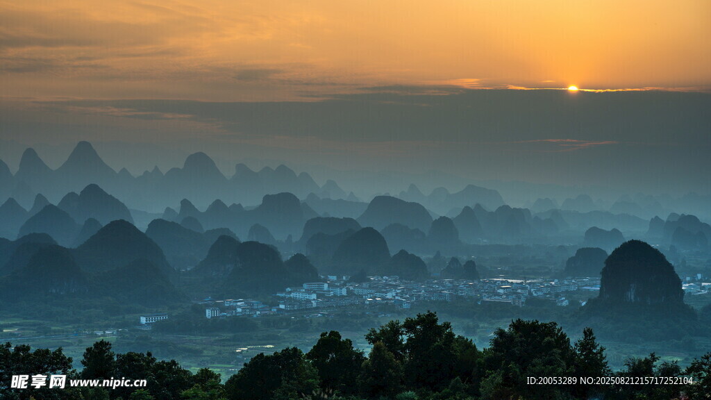 日出下的壮丽山峦景观