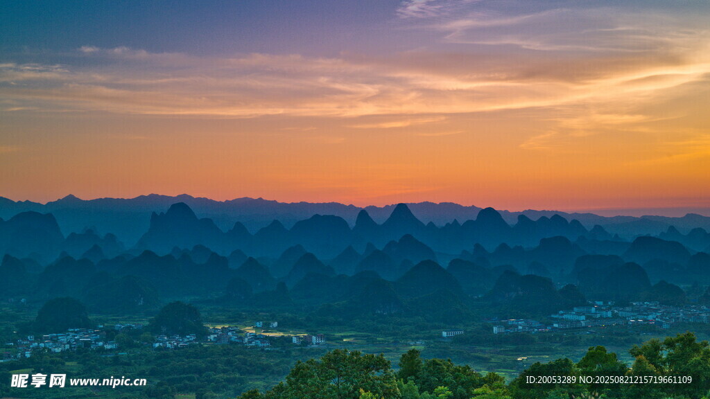 日落时分的山峦美景