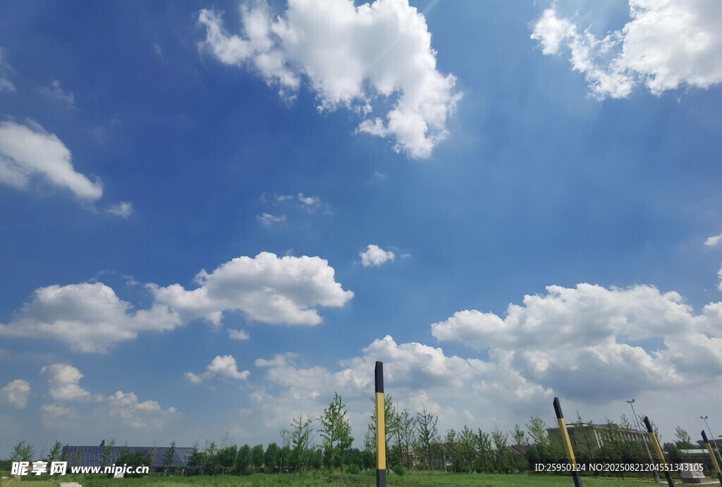 蓝天白云下的户外风景