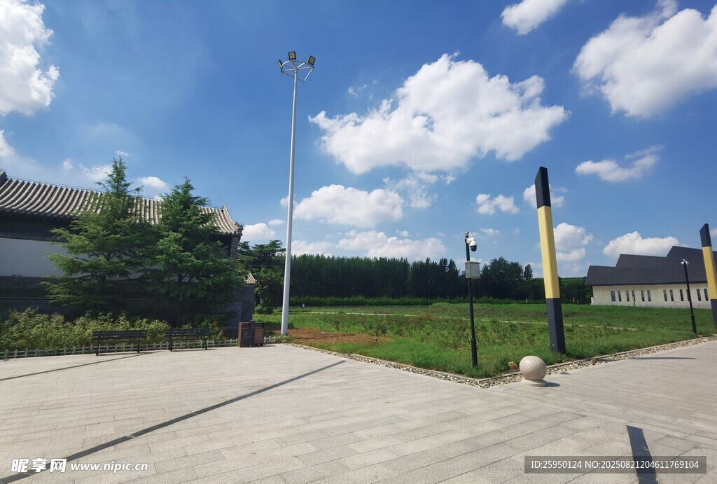 户外开阔场地蓝天白云景象