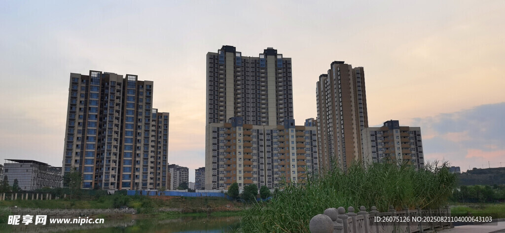 城市高楼黄昏美景