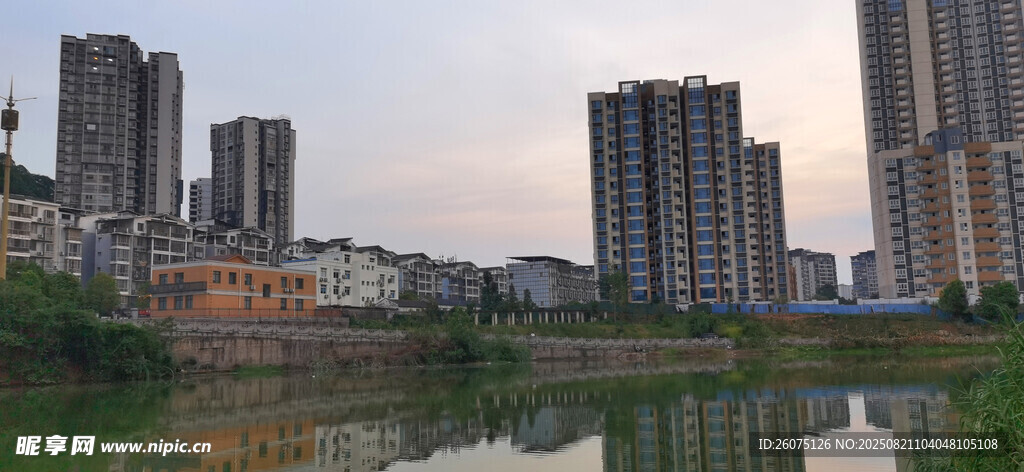 河畔高楼映景