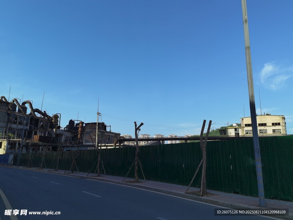 城市道路旁的简易围挡景观