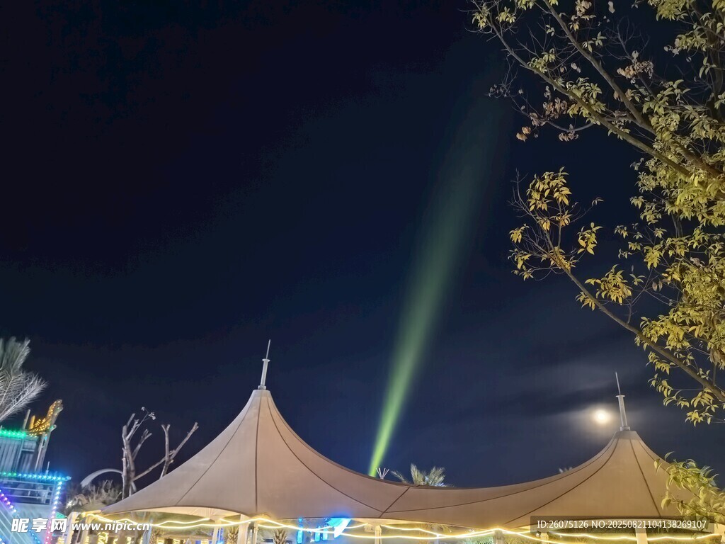 夜晚帐篷旁的绚丽灯光