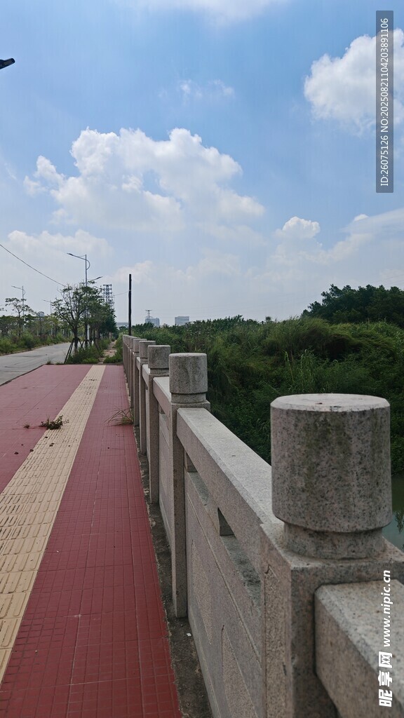 河畔红色步道与远景