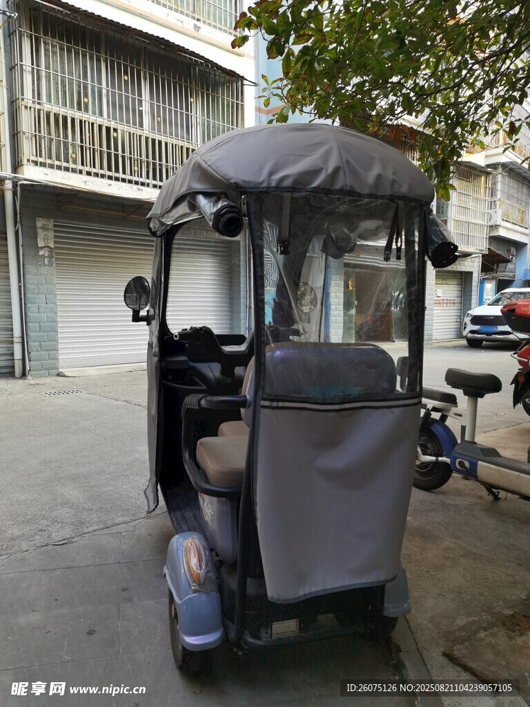 街道边的电动三轮车