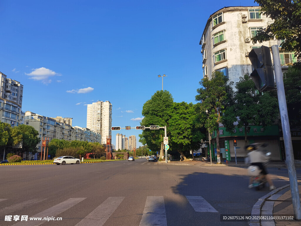 城市街道十字路口风景