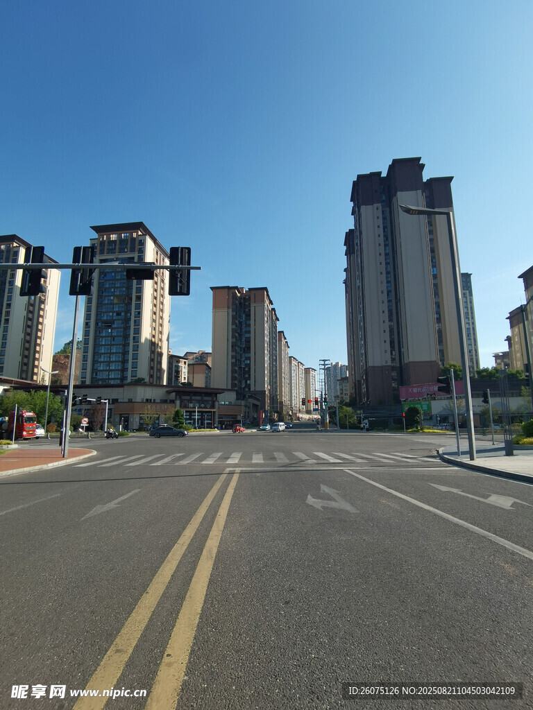 城市宽阔道路与林立高楼