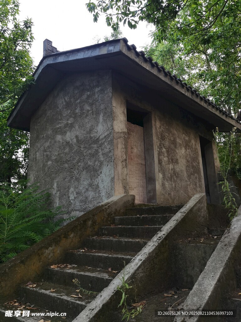 古朴小屋与石阶