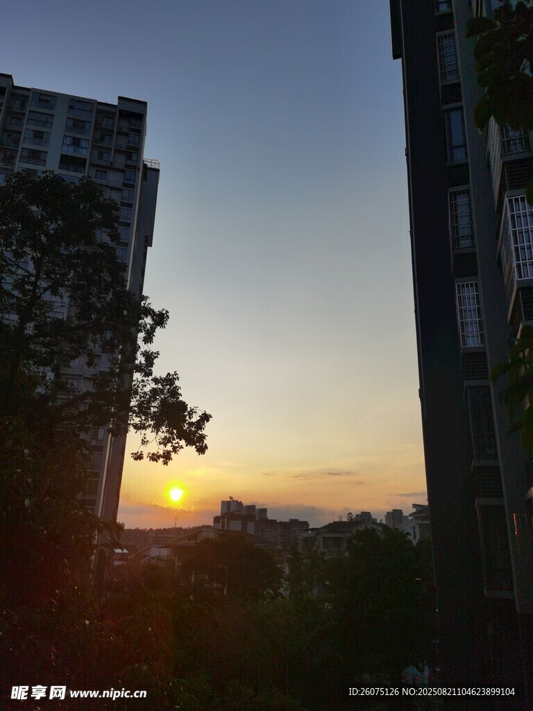 城市黄昏日落美好景象