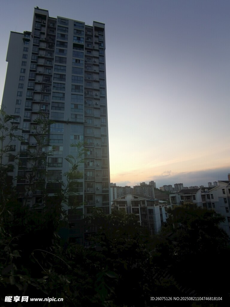 黄昏下的高楼景观