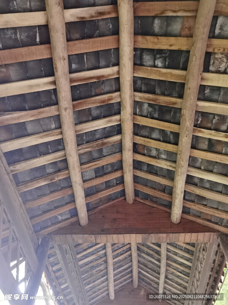 木质阁楼屋顶结构特写