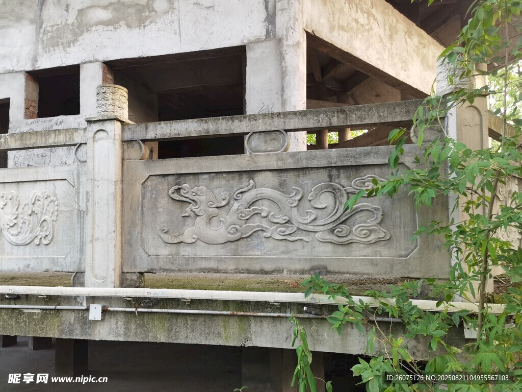 古旧雕花栏杆建筑一角