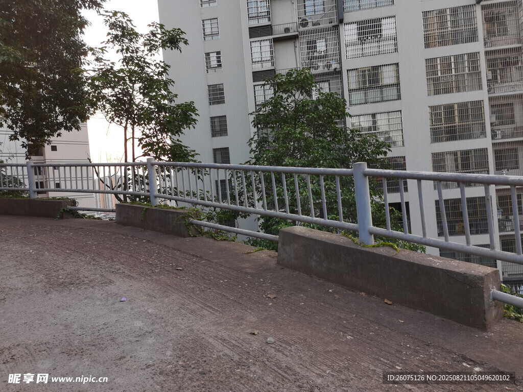 小区旁的户外道路场景