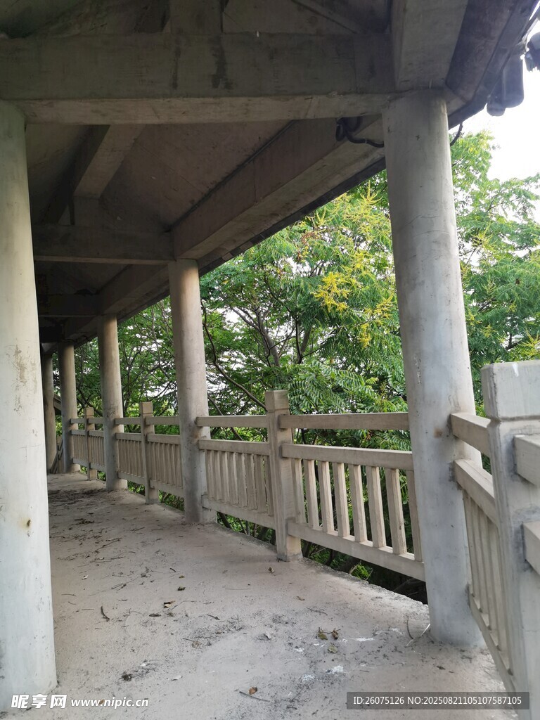 废弃廊桥