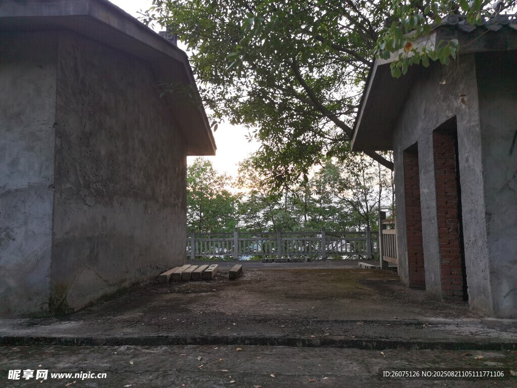 老旧小屋间的宁静场景