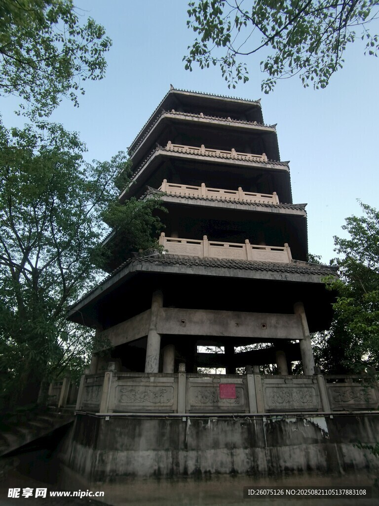 古朴多层塔楼隐于绿树间