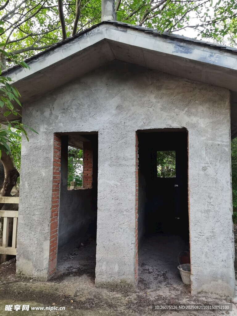 户外老旧简易双门小屋