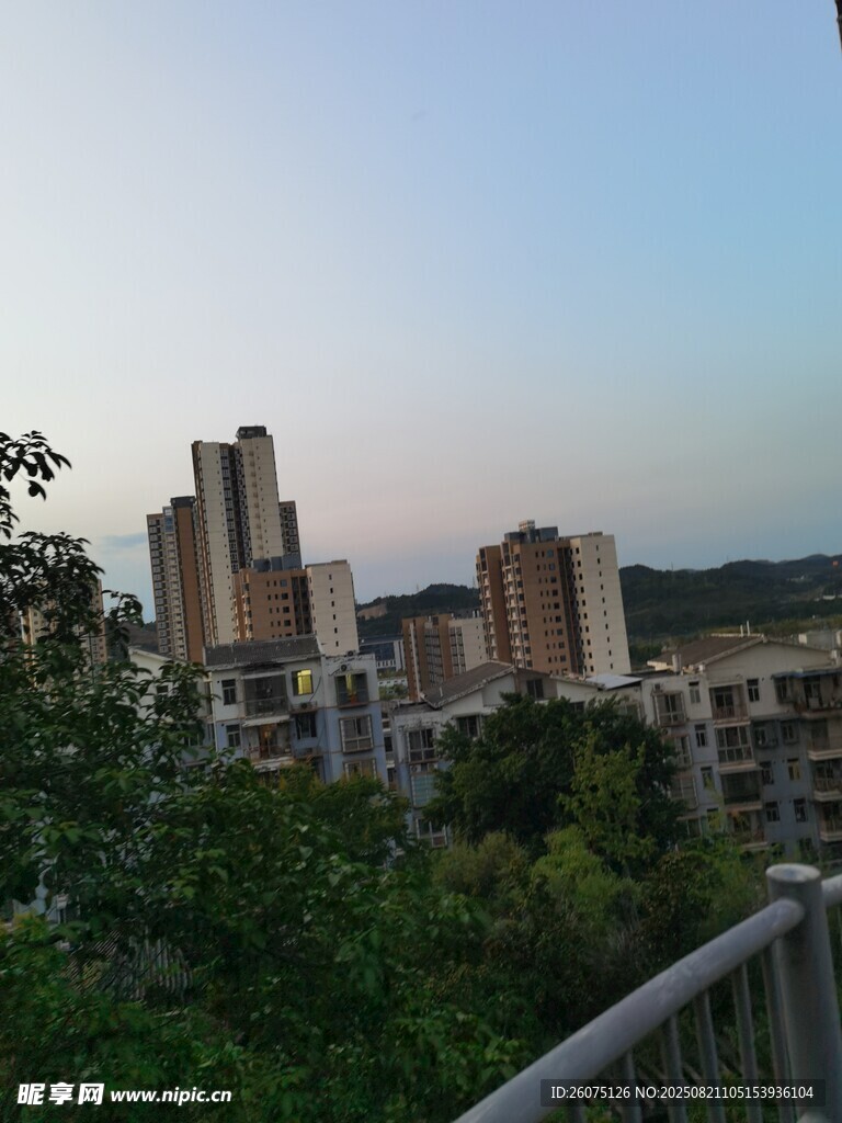 城市远景与绿植景观