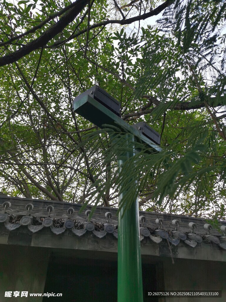 山林间的户外照明设备