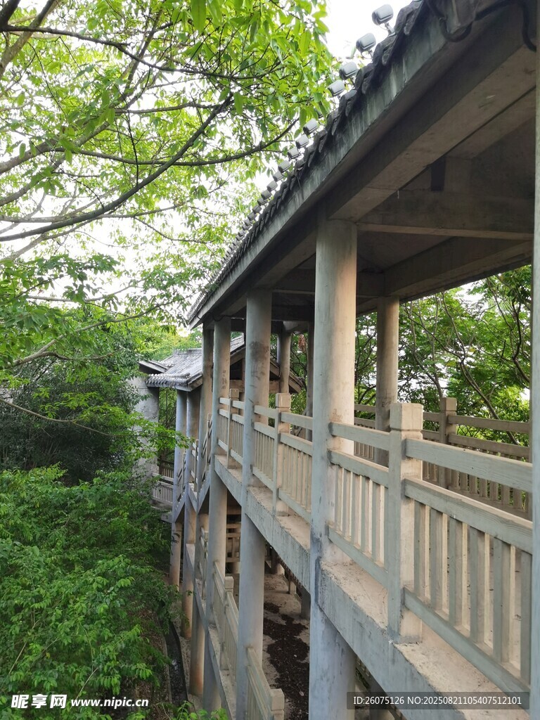 古雅廊桥隐于葱郁绿树间