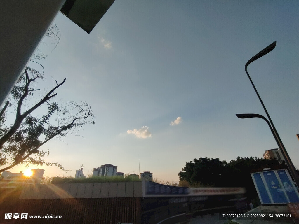 日落时分的户外街道景象