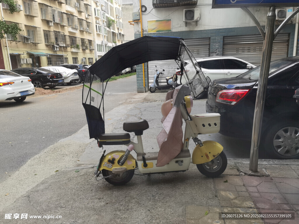 街道边停放的电瓶车