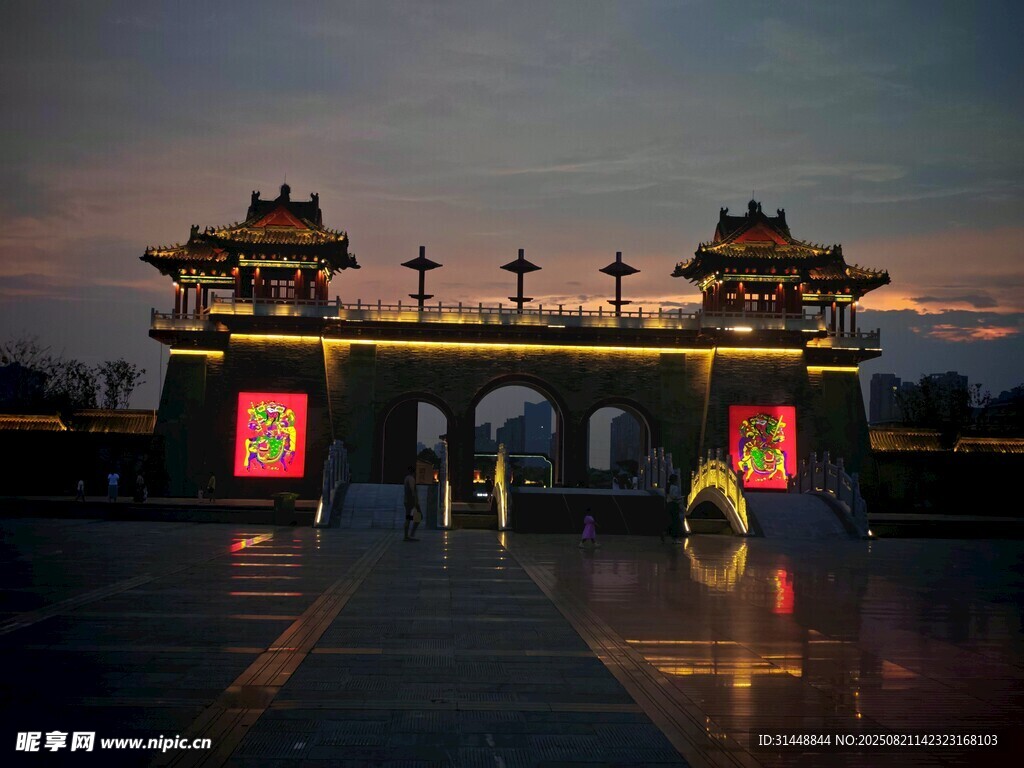 黄昏下的中式牌坊夜景