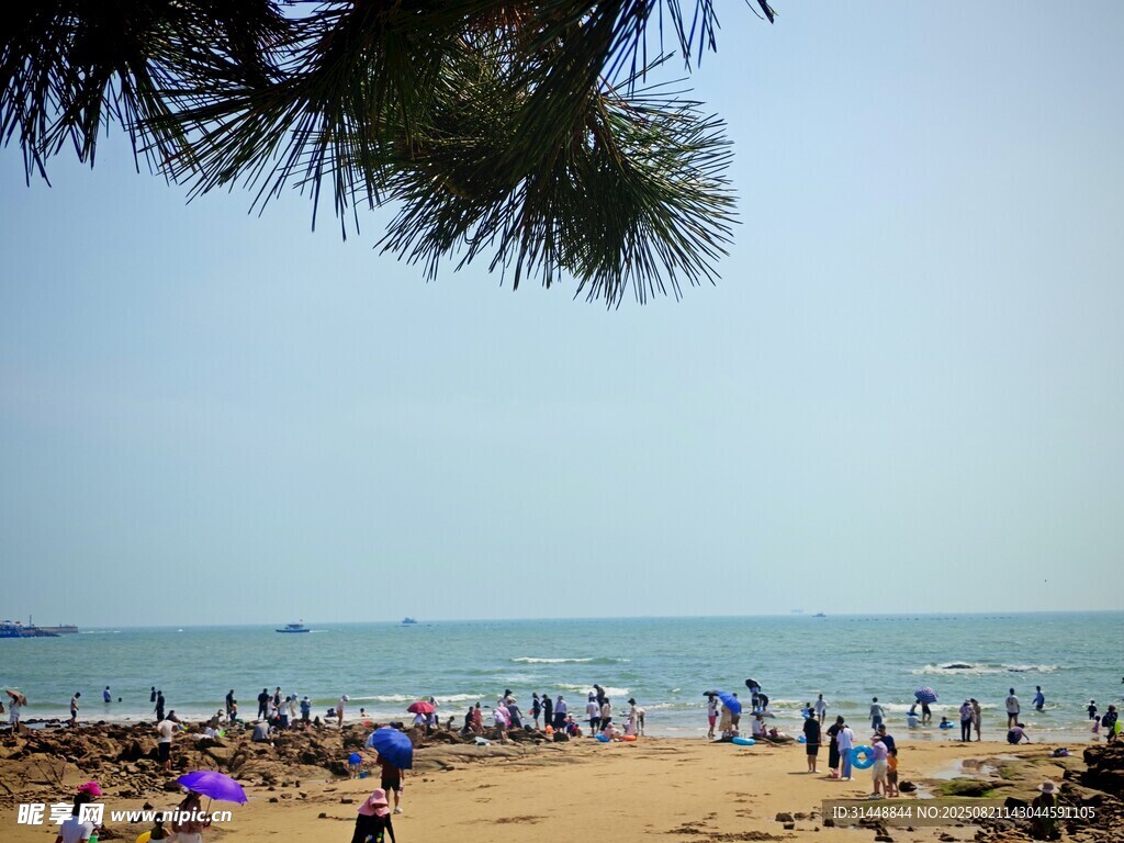 热闹海滨沙滩度假场景