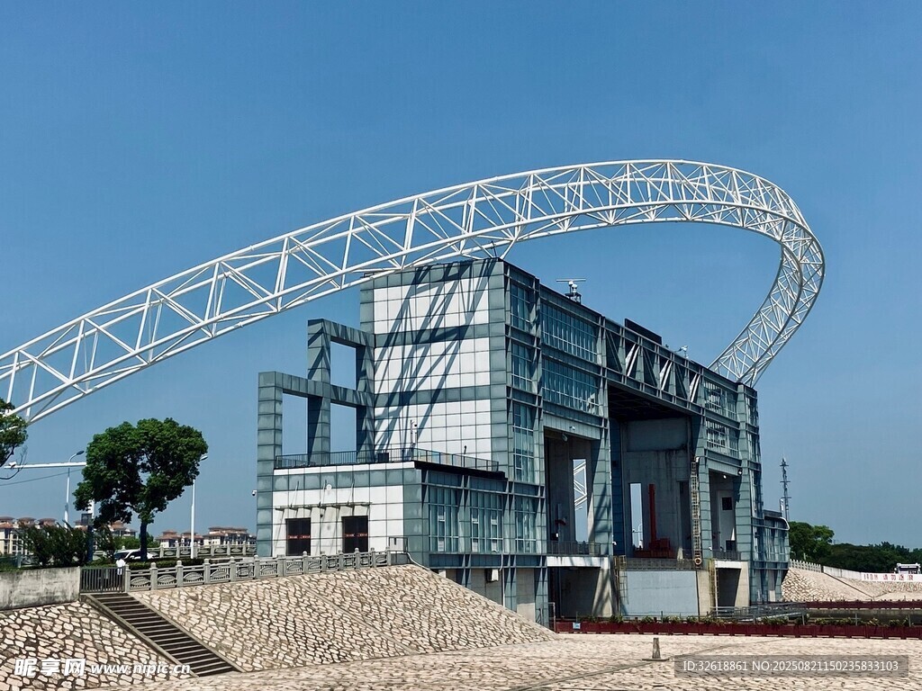现代独特弧形结构建筑
