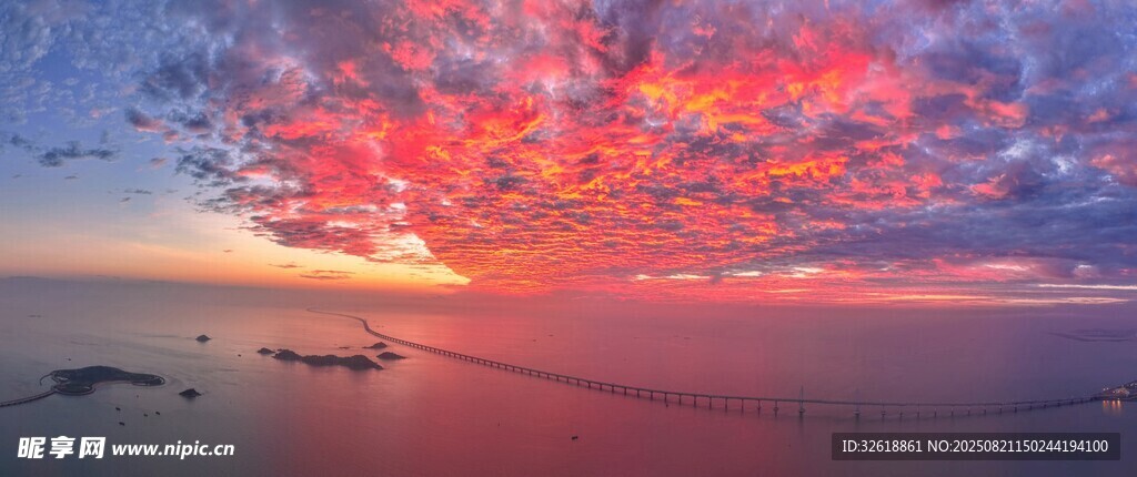 绚丽霞光下的壮美天空