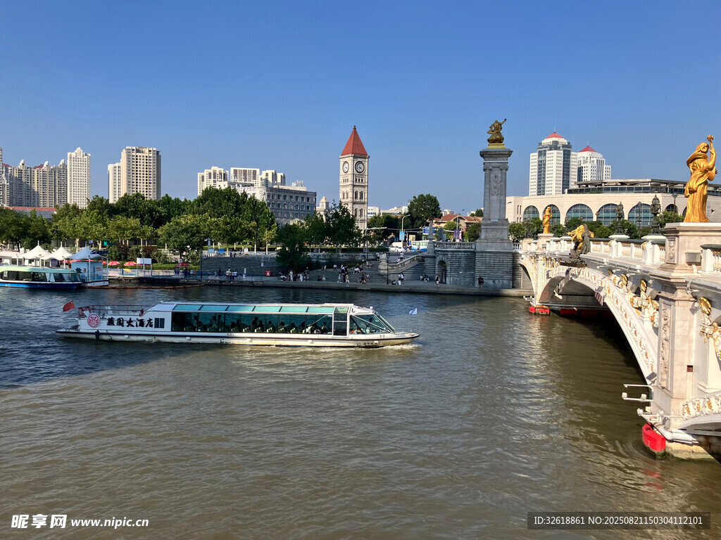 河畔桥梁与游船风景