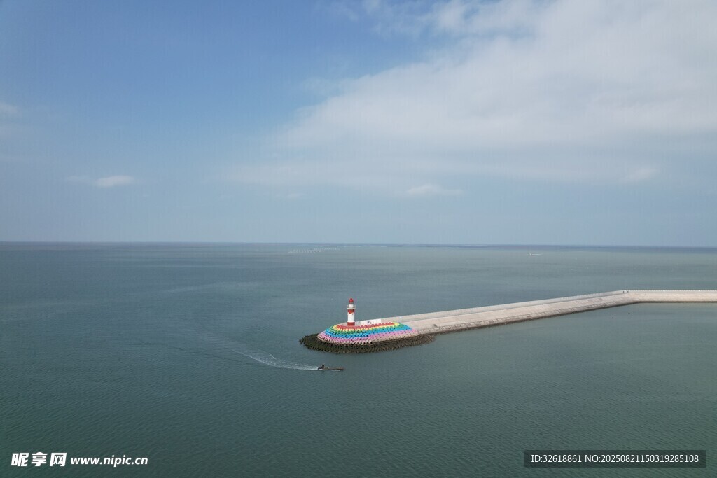 海上长堤伸向远方