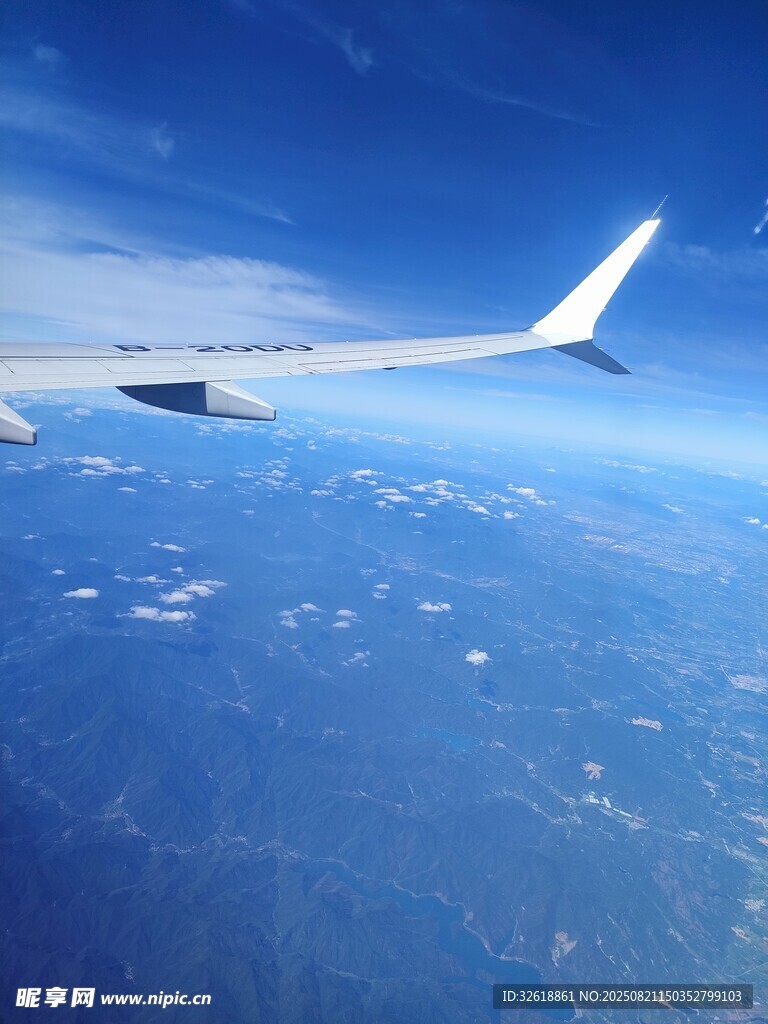 高空视角下的飞机机翼