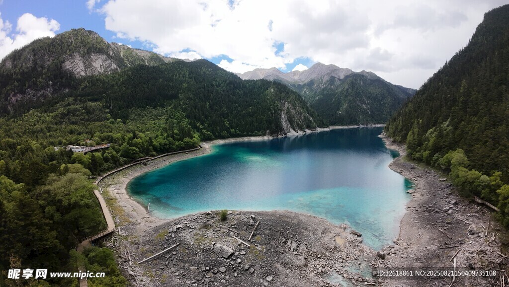 高山环抱中的静谧蓝湖