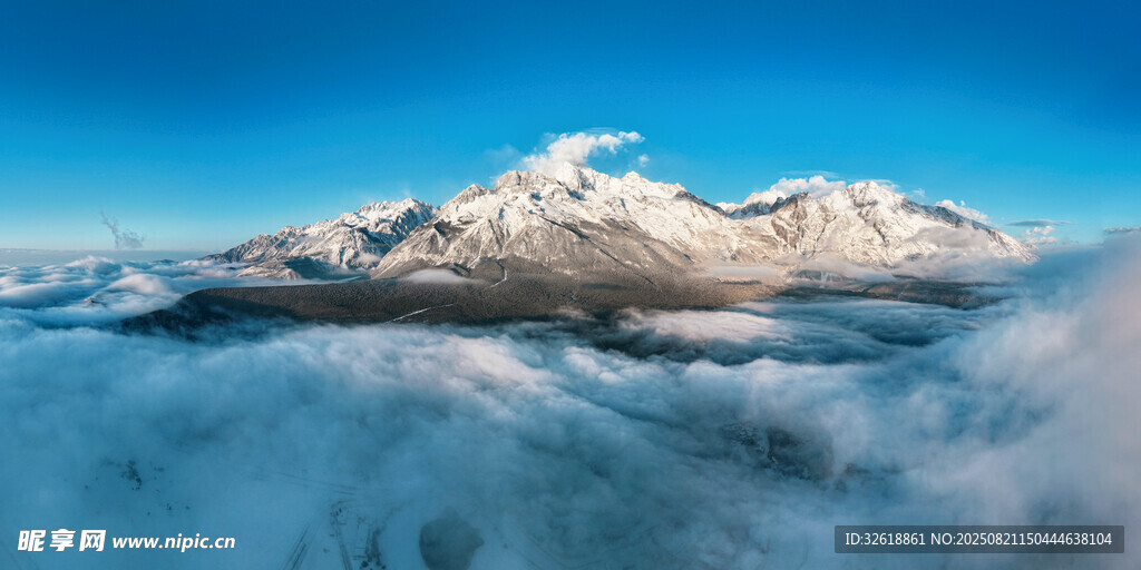 云海之上的壮丽雪山