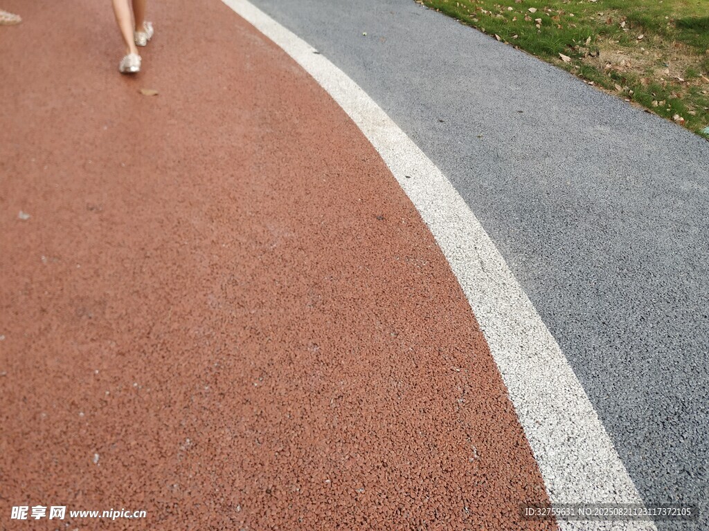 人在彩色跑道上行走