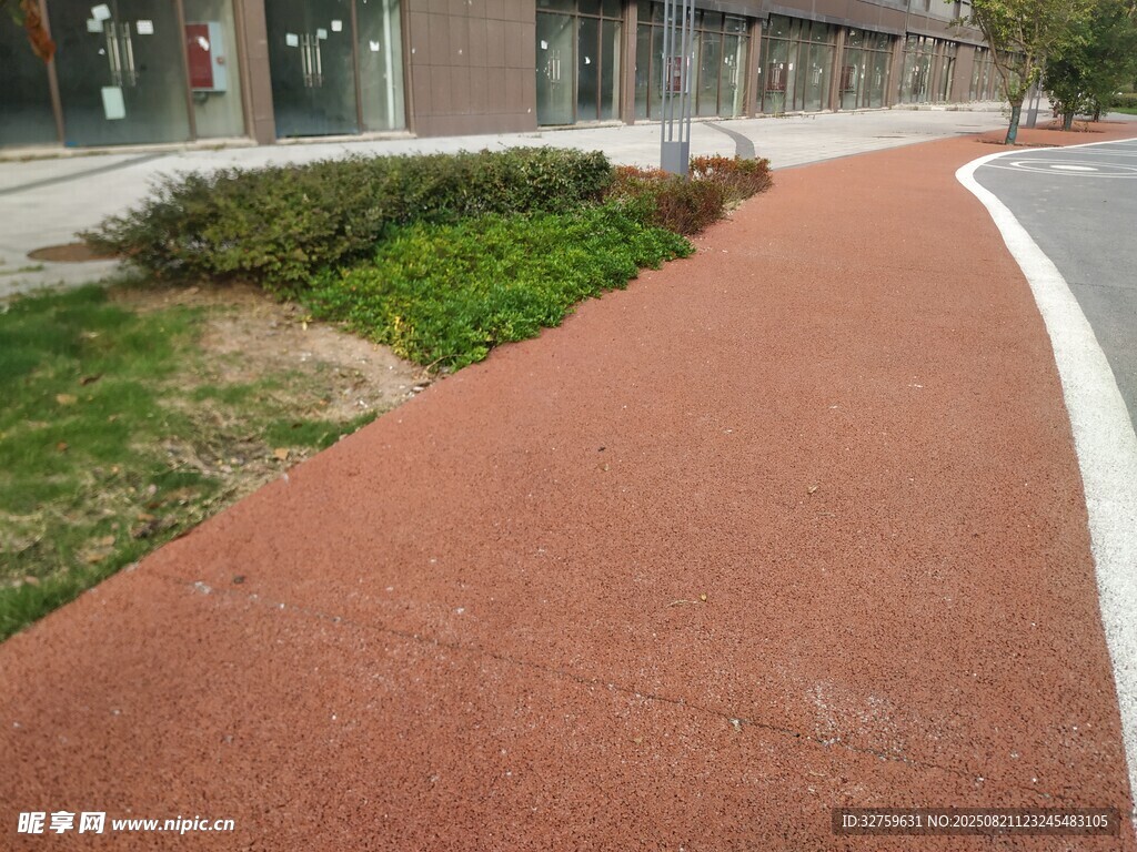 城市中的红色步道景观