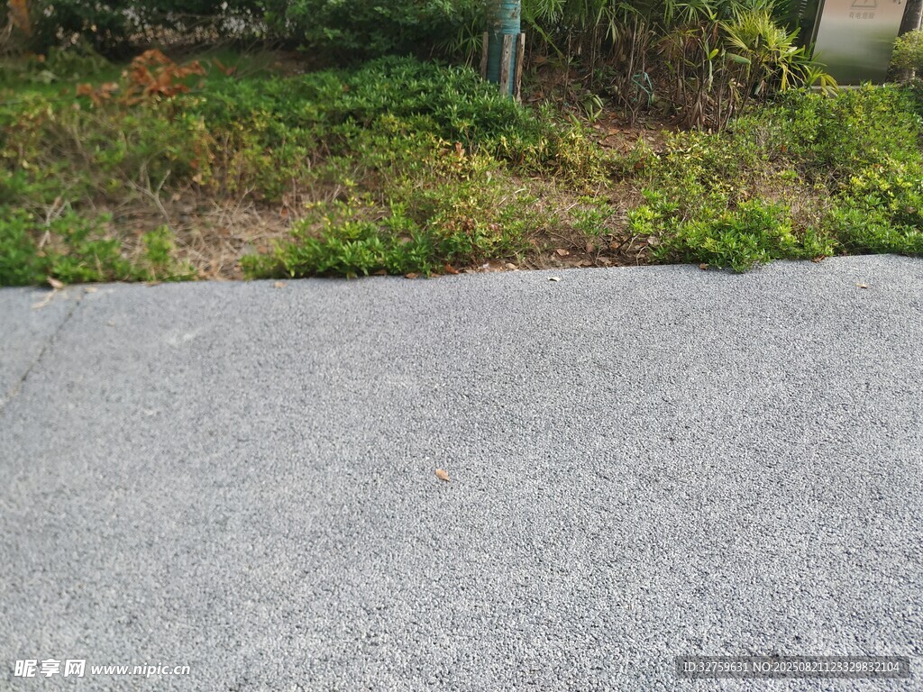 户外灰色路面与周边绿植